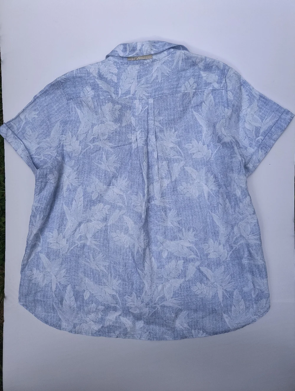 Tommy Bahama Light Blue and White Floral Button-Down Shirt W-S/P, 100℅ Linen - Picture 3 of 11